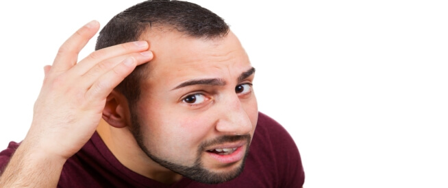 Erkeklerde yanlardan saç dökülme nedenleri ve tedavisi